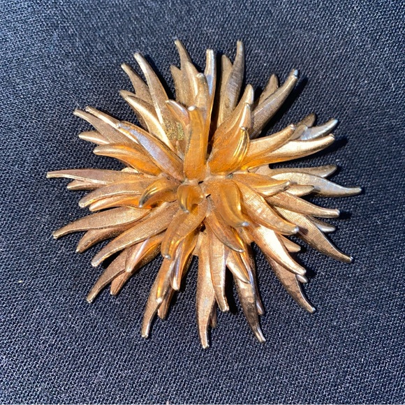 Jewelry - Brooch Flower Star Gold Tone Vintage 
Measures 2”1/4 across